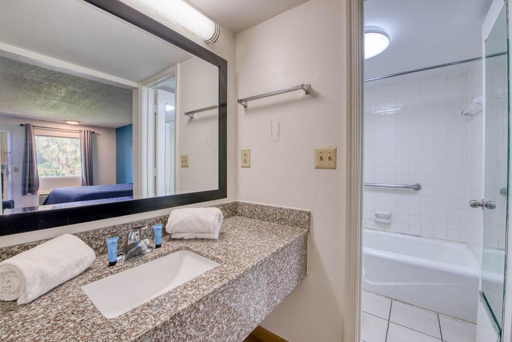 Zen Living Suites Extended Stay - Jacksonville - University Blvd Exterior photo